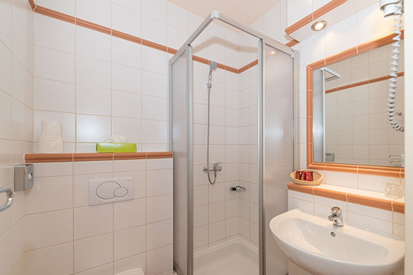 Zweibettzimmer/Badezimmer - Hotel MARC AUREL - Wien